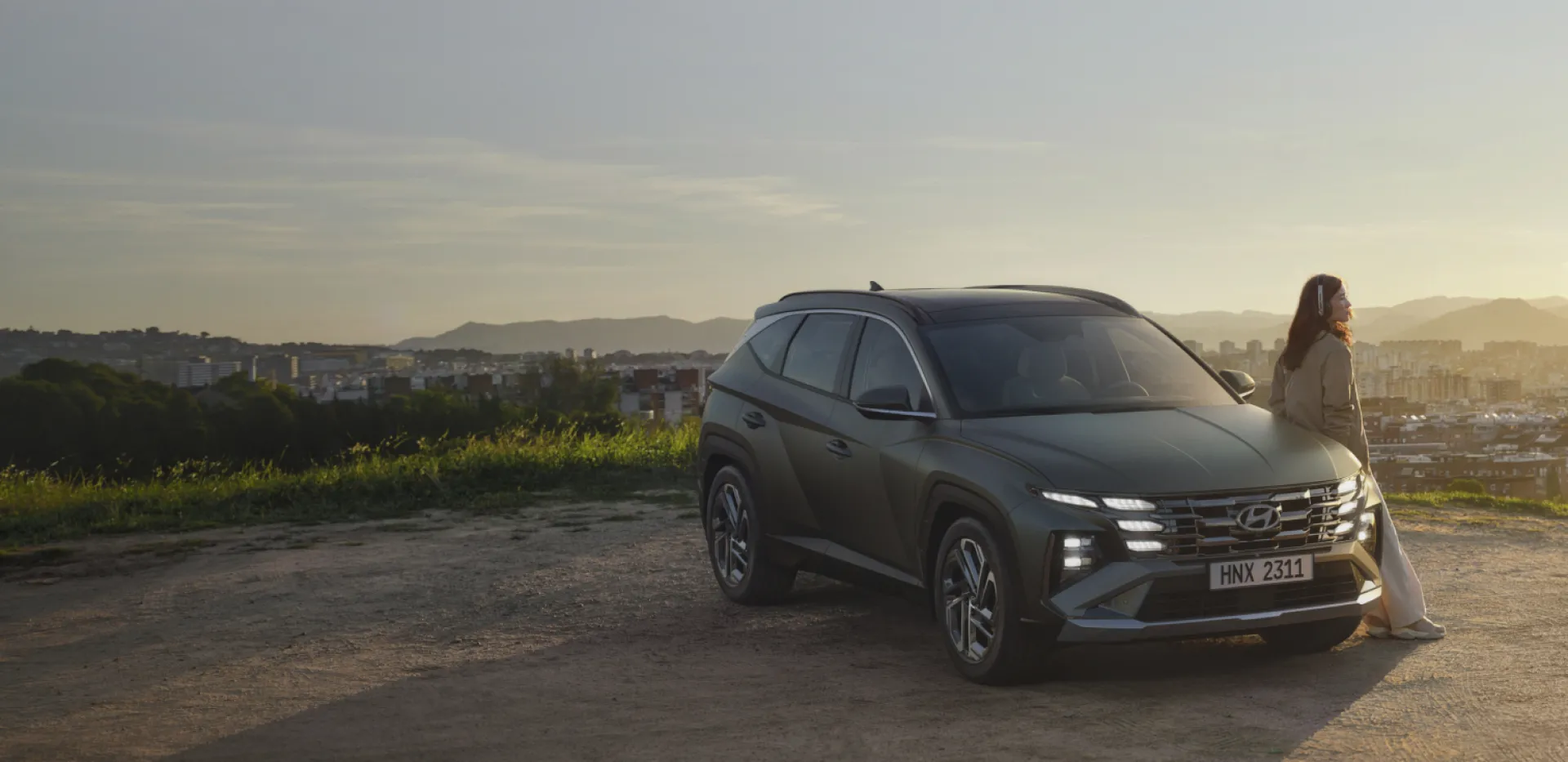 el nuevo Tucson turbo parqueado en un mirador en pleno atardecer