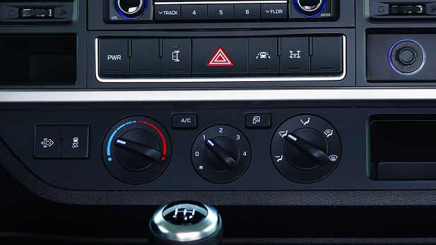 Detalle del dashboard y los controles de aire acondicionado