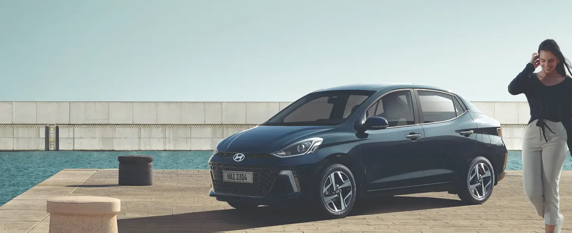 Imagen de automovil Grand i10 Sedan de Hyundai y una mujer