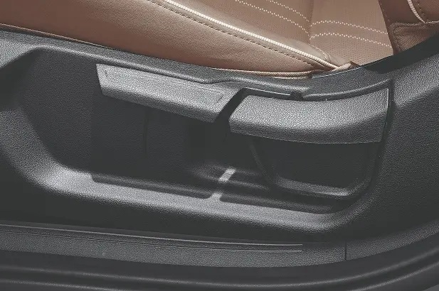 Imagen de la botonera de ajuste de altura del asiento del Grand i10 Sedan