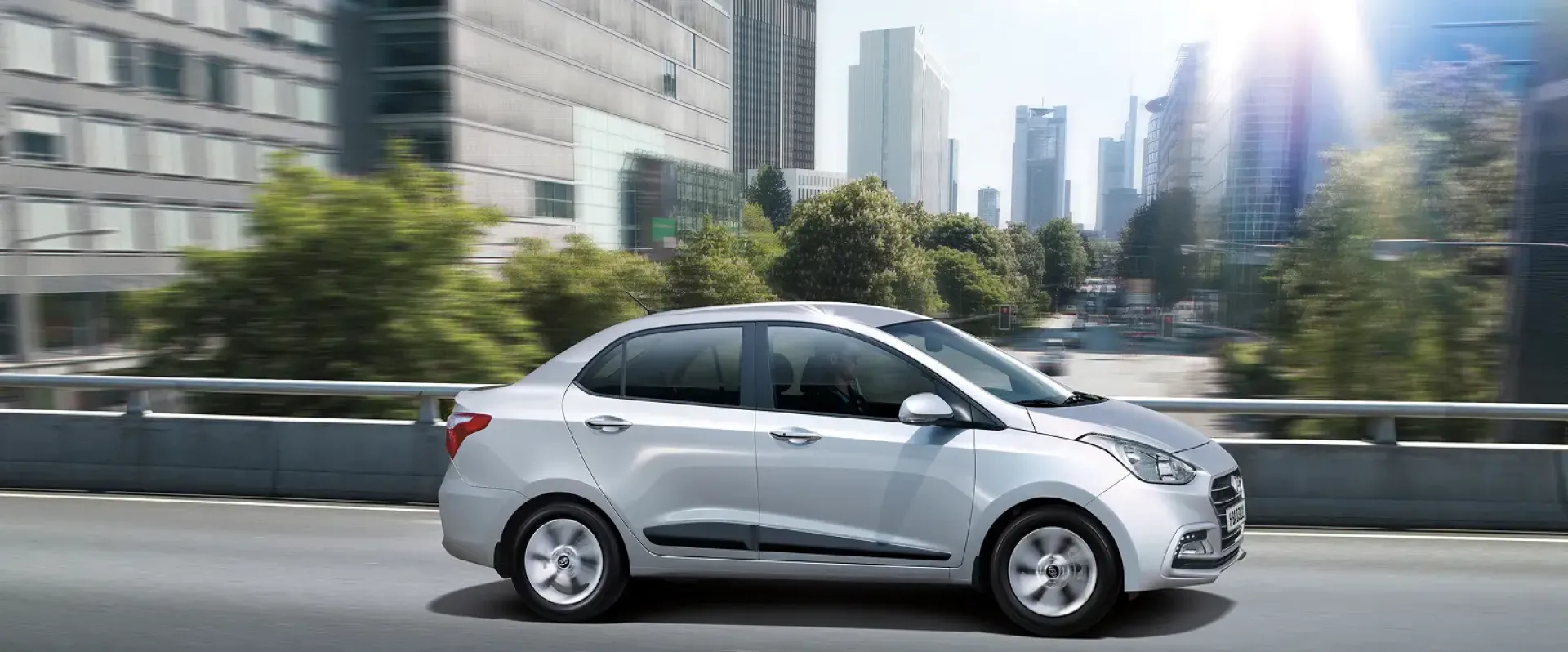 Imagen del Grand i10 Sedan viajando por la ciudad.