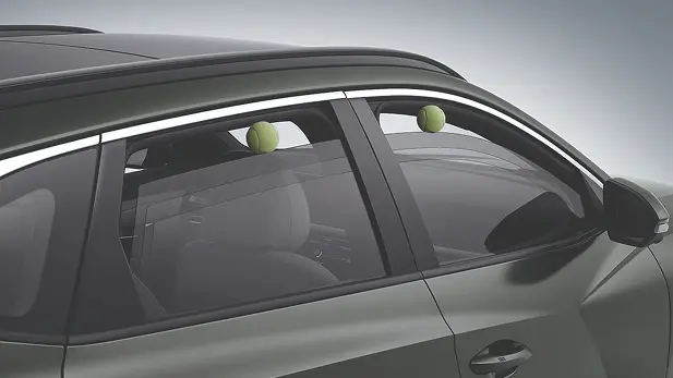Ventanas siendo detenidas por una bola de tennis