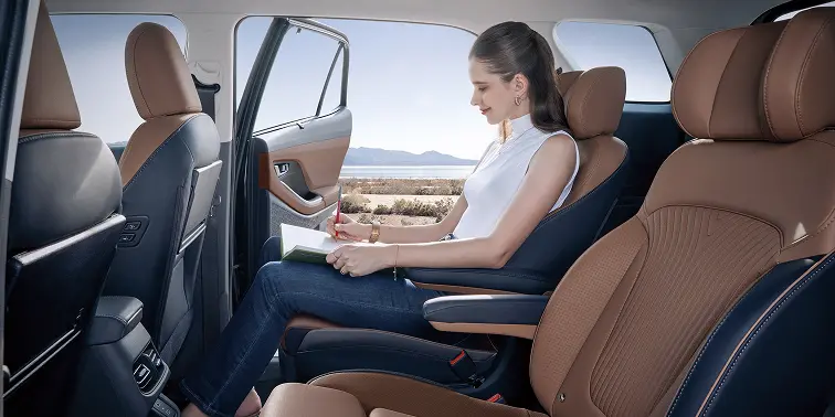Imagen de una mujer en el interior de la Creta Grand