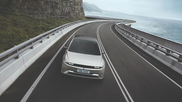 Vehículo Hyundai ioniq 5 en carretera