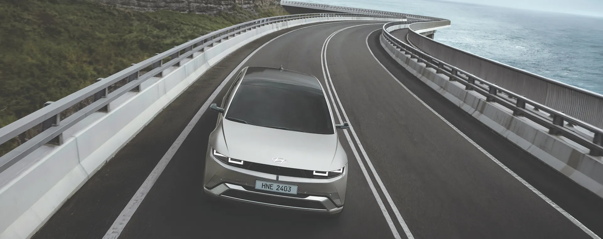 Vehículo Hyundai ioniq 5 en carretera