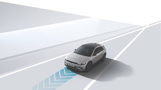 Vehículo Hyundai ioniq 5 en carretera