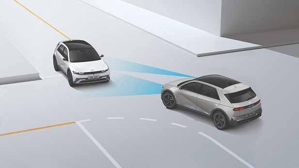 Vehículo Hyundai ioniq 5 frente a otro
