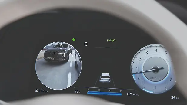 Imagen del dashboard mostrando la alerta de punto ciego (BCW) 