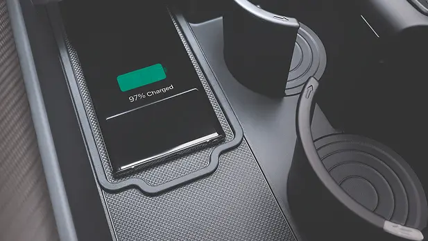Imagen mostrando el interior del Palisade con un Cargador inalámbrico de celular incorporado.