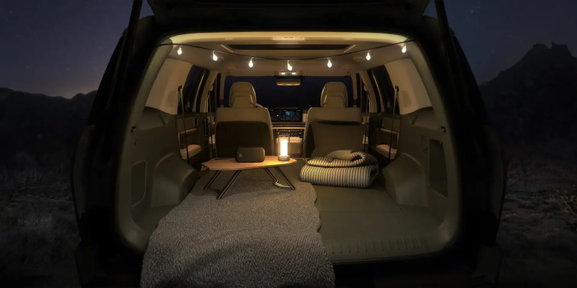 Vista trasera de camioneta Hyundai con el baul abierto