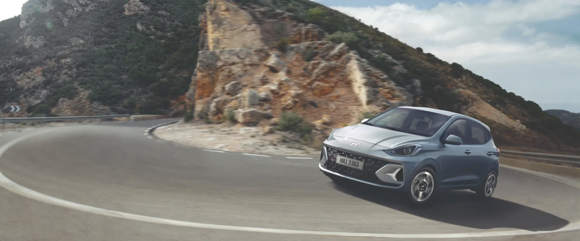 Vehículo Hyundai Grand-i10 en carretera