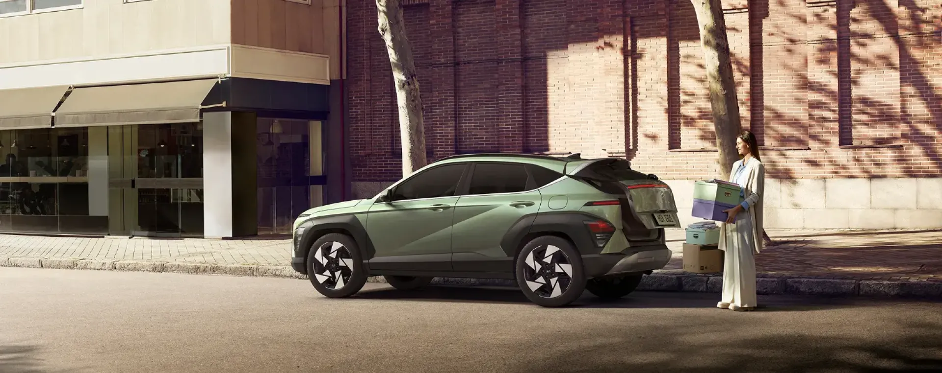 Imagen de un KONA Eléctrico estacionado en la ciudad de Hyundai.