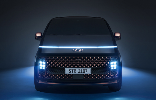 Imagen frontal de la Staria con sus luces encendidas