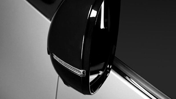Imagen mostrando Espejos eléctricos y abatibles en versión Luxury redondeados con luces a los costados.