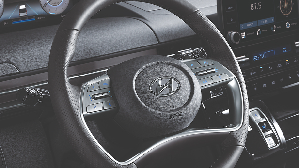Imagen mostrando el volante de la Staria y sus respectivos controles para diferentes funciones.