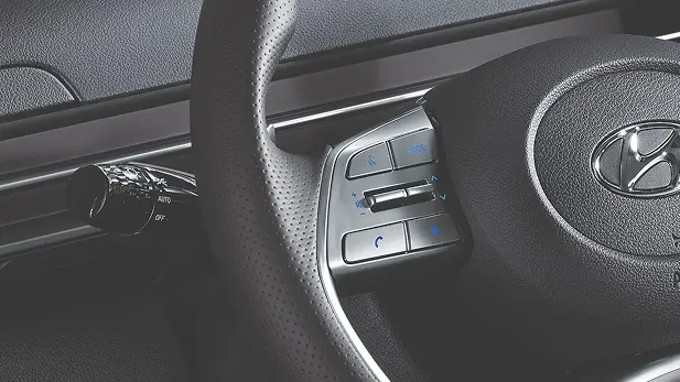 Imagen mostrando el detalle del volante y los  Controles de audio y Bluetooth® en el volante 