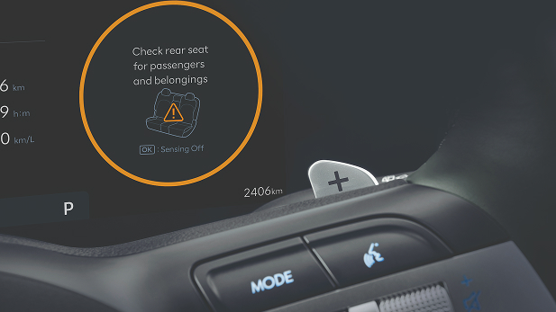 Iamgen detallando el dashboard y la Alerta de pasajero trasero (ROA) 