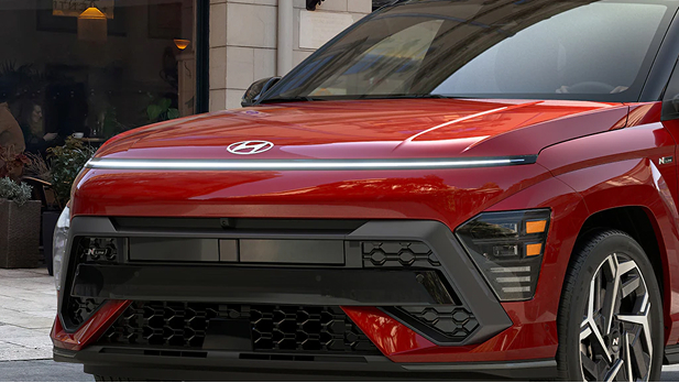 Imagen frontal de KONA rojo en la ciudad
